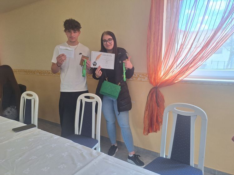 Ezüstérem és elismerések: Remekeltek diákjaink a „With a twist” angol versenyen!