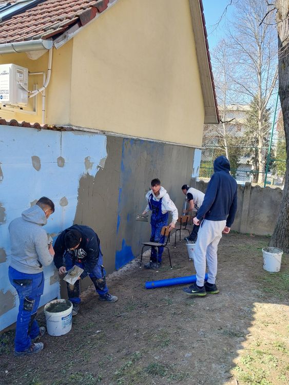 Összefogással szépül meg a közösségi tér a Gyöngyfa Otthonban