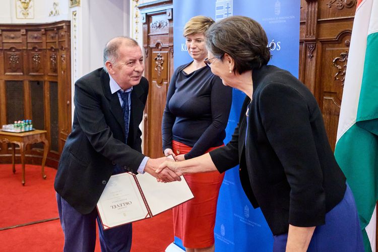 Kozári Gyula miniszteri elismerése