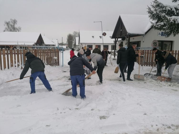 Iskolánk tanulói a hó eltakarításában segédkeztek