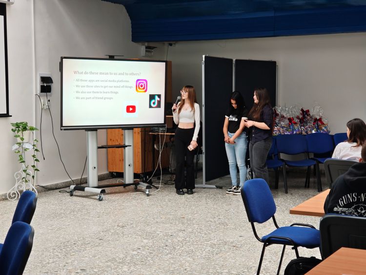 „Ki irányít kit?” – Negyedik helyezést értek el a Lampingos lányok az idegennyelvi prezentációs versenyen!