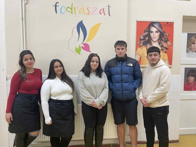 Borostyánvirág Alapítvány adventi frizurakészítés