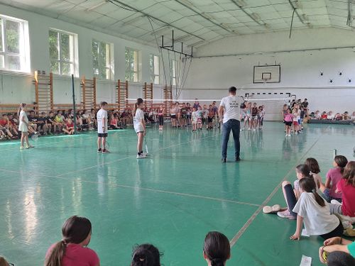 A Taszári Fésűs Éva Általános Iskolában, a sportnapon Lencsés Ernő oktatónk karitatív képviselte a tollaslabda sportot.
